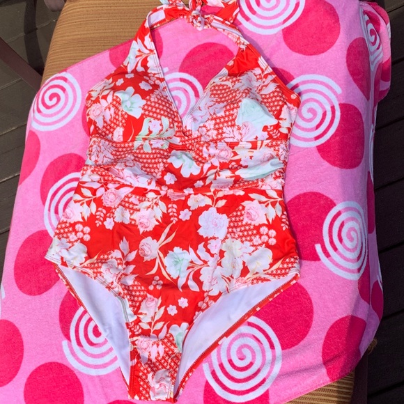 1XL Red Flower Patterned flattering one piece - Picture 2 of 6